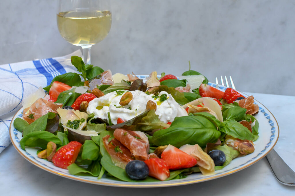 Sallad med jordgubbar, burrata och Prosciutto di Parma Di Luca