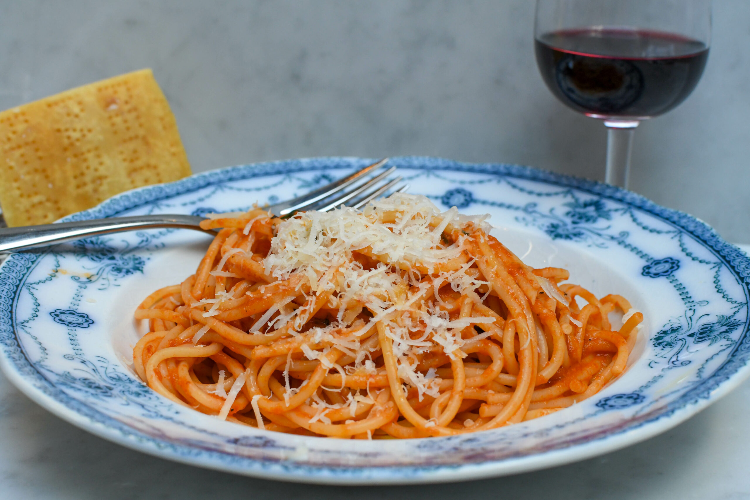 Spaghetti med parmesan och grönsakssås